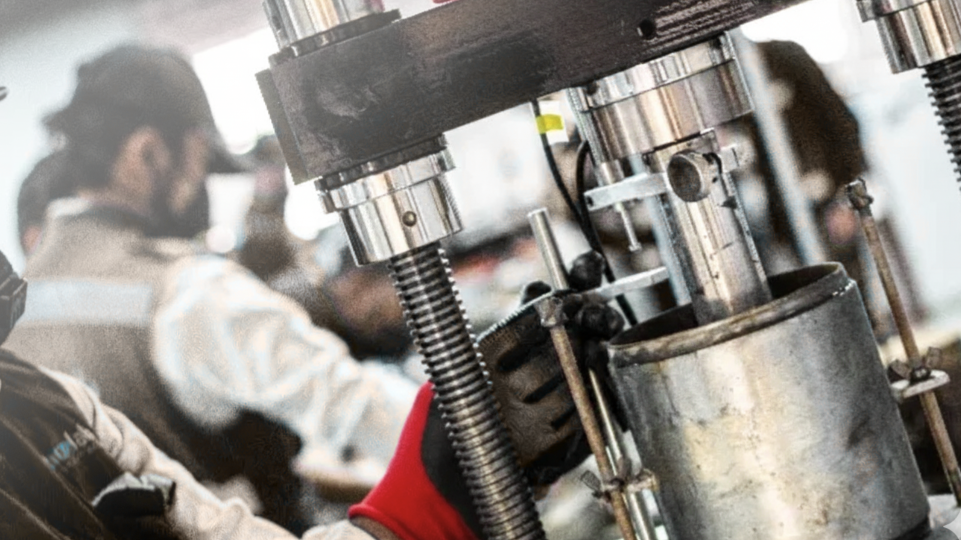 El análisis CBR permite evaluar la capacidad de soporte y resistencia de suelos